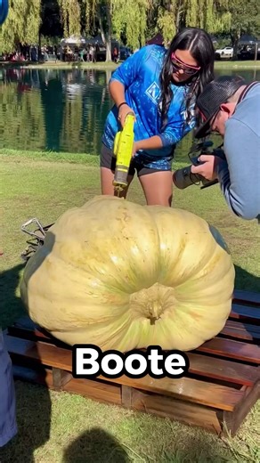 Kürbis-Boot?! 😱 #Kürbis #Wassersport #Verrückt