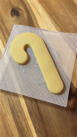 🤍❤️ Candy Cane ❤️🤍 I’ve made candy canes a bunch of different ways, and this is by far my favorite technique! It also works on any base color, you just add alrernating red and white dots instead of just white 🤗 Ready to order custom cookies? Fill out the form below! https://forms.gle/H1eGGGDC24B3dtPHA Are you a fellow baker? This cutter and many more are available on my Etsy shop! jamboreehomebakery.etsy.com . . . #sugarcookies #customcookies #decoratedcookies #royalicing #royalicingcookies #