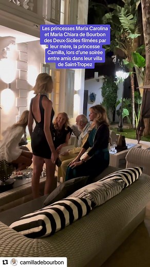 Les princesses Maria Carolina et Maria Chiara de Bourbon des Deux-Siciles filmées par leur mère, la princesse Camilla, lors d’une soirée entre amis dans leur villa de Saint-Tropez #mariachiaradebourbondesdeuxsiciles #mariacarolinadebourbondesdeuxsiciles #camilladebourbondesdeuxsiciles #princessemariacarolina #princessemariachiara #princessecamilla #sainttropez #party #villa #engagement