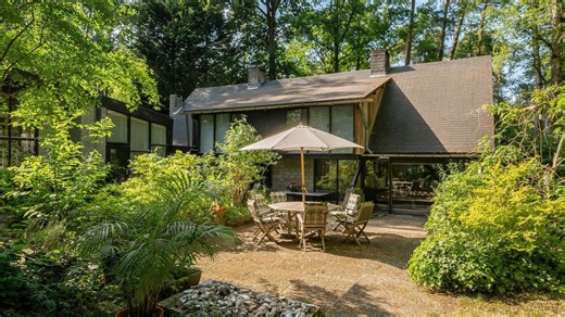 Enorme Funda-villa met privé-bos aan grens te koop voor spotprijs