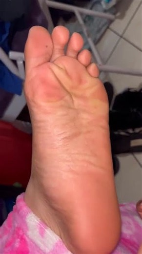 VS Latina Sandal Removal & Sweaty Stinky Size 8 Sole Up Close (5) [SHORTS]