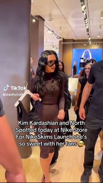 Kim Kardashian y North West en el lanzamiento de NikeSkims