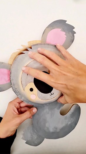 So bastelt ihr diese niedliche Laterne🐨🌿✨ Der Koala baumelt an einem Eukalyptus-Zweig und trägt das Koala-Baby gemütlich Huckepack 😊🥰🐨 Ihr braucht dazu wieder mal Pappteller, etwas Kraftpapier und meine Vorlage zum einfachen Nachbasteln. Ihr findet sie verlinkt in den Kommentaren ✍️✨Bin schon sehr gespannt, ob euch die Laterne gefällt und noch mehr gespannt auf eure Bastelergebnisse 🤩😍🐨🌿 #Laterne #laternenbasteln #lantern #koala #diyblogger #mamablogger #bastelnmitkindern #herbstbasteln