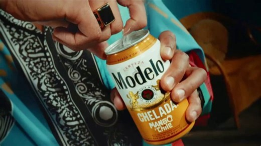 Modelo Chelada TV Spot, 'Una bebida vibrante'