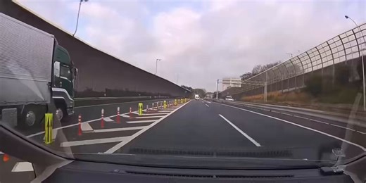 「なんでトラック入れてやらなきゃいけないんだよ」 その気持ち、“初心者あるある”として教習でもよく出てくる。 ただ、ここで一つだけはっきりしたい。 高速道路の合流は「権利の主張」ではなく「危険の予測と回避」 トラックは構造的に ・加速が遅い ・死角が多い ・一度詰まると立て直しにくい つまり、こちらが少し余裕を作る方が“合理的に安全”。 ここで意地を張るとどうなるか。 流れが乱れる → 無理な減速や割り込みが発生 → 事故リスク上昇 教習で繰り返し伝えるのはこれ↓ 「自分が優先かどうか」ではなく 「全体として安全な流れになっているか」 アクセルをほんの少し戻して間隔を作る。 それだけでプロの運転に一歩近づく。 上手い人ほど“譲り方が自然”