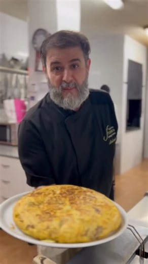 Tobarra celebra la Inmaculada; Rte. Frontera abre sus puertas. En cocina, la mañana arrancaba con una tortilla para el equipo: dorada por fuera, jugosa por dentro, cuajada con huevos de nuestro propio corral. Kilómetro cero y proximidad que se perciben en cada bocado. La sala aguarda a familias y amigos que buscan una parada con sabor auténtico. Hoy, lunes festivo, la casa está abierta para honrar la fecha con producto y temporada. Mañana martes, cierre por descanso; el miércoles, regreso al hor