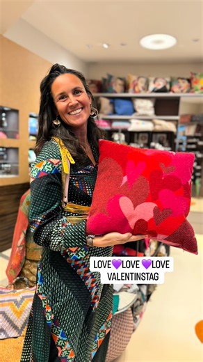 PURPUR STORE GRAZ 💜 on Instagram: "❤️Liebe beginnt bei dir – und darf auch verschenkt werden. ❤️ Happy Valentine’s Day! 🫶 Schenke Liebe, die bleibt. Zum Valentinstag finden Sie im PURPUR Store Geschenke, die von Herzen kommen – sorgsam ausgewählt, um Freude und Wohlbefinden zu schenken. 💝 Freudvoll. Lebendig. Handverlesen. ✨ Highlights aus unserer Valentinskollektion: – Wendbarer Seiden-Kimono (recycelt & fair): 280 € – Ohrringe „Froschgoscherl“ – Design & Herstellung aus Graz/Steiermark: 69
