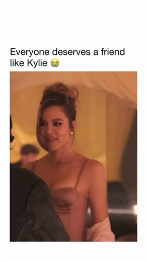 Sher on Instagram: "Everyone deserves Movie: Vanilla Sky Duration: 136 minutes Director: Cameron Crowe Screenwriter: Cameron Crowe (based on Abre los Ojos by Alejandro Amenábar) Genre: Romance, Sci-Fi, Thriller, Drama Synopsis: David Aames, a wealthy and charming publishing heir, sees his perfect life unravel after a car accident leaves his face disfigured and his reality accident leaves his face disfigured and his reality distorted. As he struggles with love, betrayal, and guilt, David is force