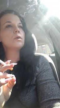 woman smoking marlboro smooth 100s