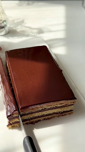 百年法甜經典：Opera歌劇院蛋糕，這款蛋糕于上世紀60年代，由一位著名的法國餅師發明。表面會用巧克力奶油寫上“OPERA”，有些師傅會在鋪了巧克力淋面的蛋糕面上畫音樂符號。無論是哪一款設計，都充滿了歌劇院的色彩 | 烘焙大全