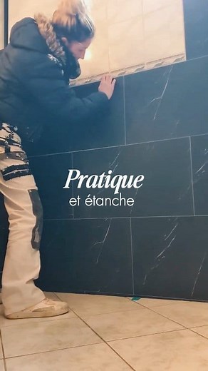 Découvrez une pose pratique et étanche de DALL·E en PVC pour une douche stylée et durable. Une solution idéale pour un rendu propre, rapide et sans faïence ! #RénovationDouche #PosePVC #SalleDeBainModerne #DIYMaison #AstuceDéco #Etanche #TravauxPratiques #DécoSalleDeBain #DallePVC | Marie Vacher