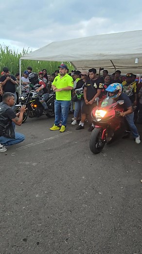 464K views · 12K reactions | Yamaha MT09 vs Suzuki Gsxr600 Segundo Hit #suzukigsxr600 #yamahamt09 #arrancones #cuartodemilla #PasodelMacho | Irving Jácome | Facebook