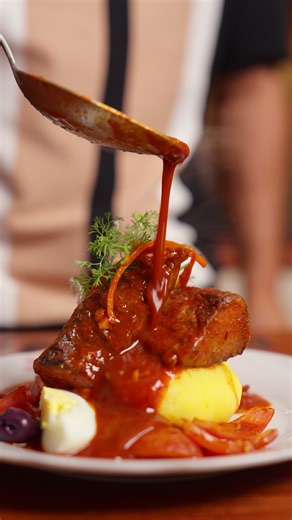 ¡Elevamos un clásico para este verano! 🌞🌊 Hoy preparamos una Causa Escabechada que es puro sabor y tradición peruana. Para que la masa me salga perfecta y sedosa, mi aliado infaltable es el prensa papa de @COCINA_ILKO; hace todo el trabajo pesado por mí y no deja ni un solo grumo. 🙌✨ Además, miren lo que es el diseño de esta nueva colección de ollas; no solo cocinan con una precisión increíble, sino que se ven hermosas en mi cocina. ¡El resultado es simplemente... Buenazo! 👊💥 📖 La receta d