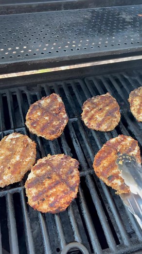 Did you know that you can GRILL breaded pork chops? 👩🏻‍🍳 It’s a really easy recipe and makes THE juiciest pork chops you’ll ever eat. 🐖 #dinner #dinnerwithme #dinnerrecipes #dinnerrecipesideas #easydinnerrecipes #easydinner #easyrecipes #recipesoftiktok #recipeoftheday #pork #porkchops #porkchopsrecipe