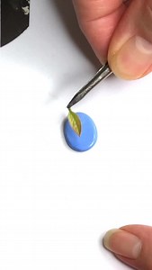 Silver metal clay >> TOP TIP >> leaves are naturally thin, so to avoid finishing up with a thin silver leaf, a useful tip is to get a ball-ended dotting tool and use it to press the leaf into the moulding compound which will create a slightly deeper mould. You can do this with any size leaf, including tiny ones like this one Get 35% off my Botanical Leaf Guides Bundle. You will receive my botanical technique and project guides, which show you step-by-step how to make leaf jewellery in silver met