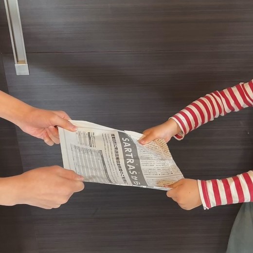 たけ先生(武井恒)/特別支援の教材＆支援バンク on Instagram: "【新聞紙引っ張りゲーム】 知的、情緒学級合同で自立活動の授業を行っています。 授業参観でも行いました。 自立活動は、保護者もイメージがなかなかもてません。 どんな内容なのか、どんなねらいなのか。 そこで、いつも子どもたちに伝えている自立活動の６区分を保護者にも提示しました。 子どもたちは、すでにイメージをもち始めています。 どんどん答えていました。 授業後半は、新聞紙を使った活動です。 自立活動の区分を示しながら取り組みました。 子どもたちから、「これってかかわりの勉強でしょ」などと出てきて驚きました。 区分を意識しながら勉強しようとしています。 行った活動の一つが「新聞紙引っ張りゲーム」です。 一枚の新聞紙を２人でもち、３、２、１で引っ張り合います。 破れた時、残っていた新聞紙が多い人の勝ちというルールです。 友達とかかわること、手先に力を入れて引っ張ること、負けても切り替えられることなど様々な力をつけることをねらいとします。 「もっとやりたい」という声があがりましたが、「今日、おうちの人とやってみてね」と