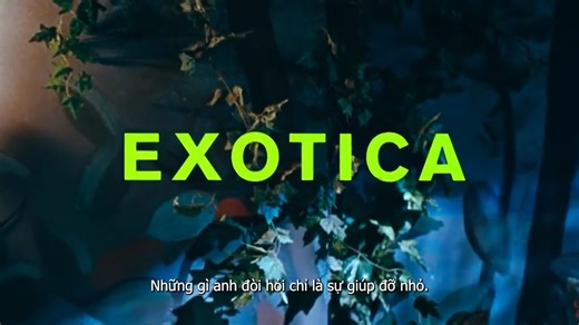 EXOTICA (1994) - TRAILER Một người đàn ông tìm kiếm điều gì đó mà chính anh cũng không thể gọi tên. Một cô gái trẻ sống trong ánh nhìn của kẻ khác, như thể chính mình không còn hiện hữu. Những đêm mờ sáng, những điệu nhạc chậm, những ánh mắt trao nhau nhưng không ai thật sự nhìn thấy ai. Giữa họ là khoảng cách của những điều không được nói ra – và một quá khứ cứ âm thầm quay lại. Exotica là một mê cung nơi cảm xúc lẩn trốn dưới lớp vỏ của thói quen, nơi nỗi đau mặc áo hóa giải và thoát y không c