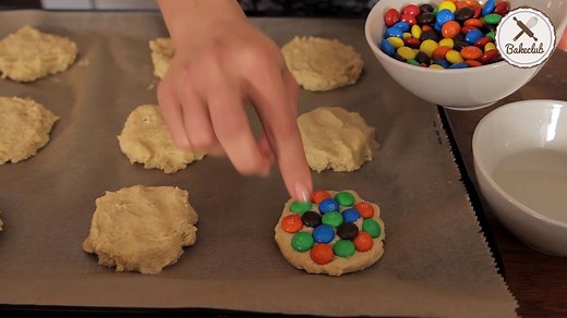 Mit diesem Video gelingen auch Backanfängern garantiert tolle Ergebnisse. Lasst euch von der einfachen Zubereitung aber nicht täuschen: Die Cookies sind nicht nur ein Hingucker, sondern schmecken auch herrlich! 😊💕 Hier geht's zum Rezept: https://www.chefkoch.de/video/artikel/6852/Chefkoch/mms-cookies.html | Chefkoch