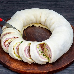 Appetizer with a pie shape - with puff pastry and ham. Trick with the scissors! Ingredients: puff pastry - 600 g (21.16 oz) ham - 120 g (4.23 oz) green onion - 20 g (0.7 oz) mozzarella - 150 g (5.3 oz) parmesan 50 g (1.76 oz) salt - 7 g (0.25 oz) black pepper - 4 g (0.14 oz) sweet paprika - 4 g (0.14 oz) Tray diameter 26 cm (10.24 in) eggs -1 piece IN THE OVEN 180 °C (356 °F)/25 minutes pressed cheese sauce - 200 g (7 oz) | Appetizing.tv