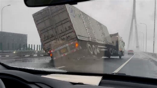 Small truck prevents large truck from being tipped over by wind in China