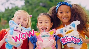 ZUHAUSE GESUCHT Der kleine RIZMO sucht ein neues Zuhause auf Erden - über diesen Link könnt ihr RIZMO adoptieren: http://bit.ly/RIZMO_Zuhause 🤗❤️ 👉 Infos über RIZMO: Er ist extra aus den Weiten des Universums gereist und auf der Suche nach Liebe, Musik und Tanz. 👉 Das erlebt ihr mit RIZMO: Als interaktiver & musikalischer Freund entwickelt er sich im Laufe der Zeit vom verspielten Baby zum singenden und tanzenden Rockstar. | Smyths Toys Superstores DACH