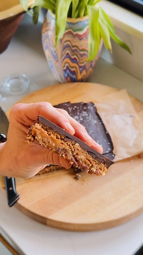These chocolate, peanut butter, and crispy puffed quinoa bars are the candy bars you’ll love making at home. They’re free of refined sugar and super satisfying! Ingredients and instructions in the comments! | Wyse Guide
