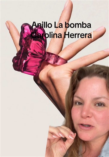 Anillo La bomba de Carolina Herrera . Carolina El origen del nombre La bomba Desde su fundación en Nueva York en 1981, Carolina Herrera ha estado definida por una visión estética audaz y por la personalidad brillante y sofisticada de su fundadora. Fue Diana Vreeland —la editora de moda más legendaria de todos los tiempos— quien la llamó “La Bomba”, un apodo que capturó su energía única y que, décadas después, sigue siendo una declaración de identidad. Vreeland describió a la diseñadora como “est