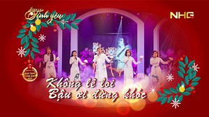 ❤️❤️ CÁC NGHỆ SĨ TƯỞNG NHỚ CỐ CA SĨ PHI NHUNG VỚI CA KHÚC “KHÔNG LẺ LOI” & “BẬU ƠI ĐỪNG KHÓC” 🎁 Trên sân khấu chương trình “Quà tặng Giáng sinh 2021 - Hoan ca tình yêu”, chúng ta có những phút giây tưởng nhớ về cố ca sĩ Phi Nhung - một phụ huynh đặc biệt của Hệ thống giáo dục Nguyễn Hoàng qua ca khúc “Không lẻ loi” do nhạc sĩ Minh Khang sáng tác riêng tặng chị và “Bậu ơi đừng khóc” – sáng tác của Hamlet Trương, gắn với giọng ca trữ tình của Phi Nhung. 🎶 Bên cạnh những lời ca sâu lắng, chúng ta
