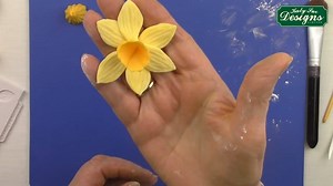 This innovatively designed mould will create two different size daffodils. Easy to use and assemble they will make beautiful sugarcraft 3D flower heads for cakes. Shop now: UK: https://katysuedesigns.com/products/daffodils US: https://katysuedesigns.us.com/products/daffodils | Katy Sue Cake Decorating