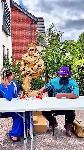 Naughty Goldman getting tricked 🤣. #valentinthestatue #londonlevitatinggoldman @LibertyBarros