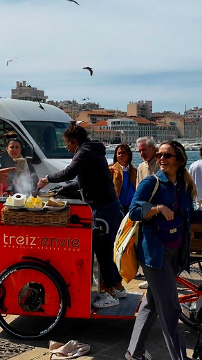Le sandwich fruits de mer Made in Marseille sur le Vieux Port avec Valérie ! | Pascal Vaccanord