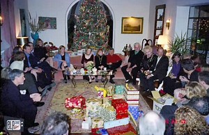 Christmas party at Doris Roberts' house! Every December Doris would invite cast and people who worked on the show to her house for cocktails, dinner and a gift exchange. #EverybodyLovesRaymond #dorisroberts #Christmas | Everybody Loves Raymond 360