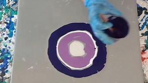 Artist reveals her amazing pouring technique to create perfect purple flower artwork - video Dailymotion
