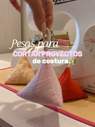 Las pesas de corte son una opción para reemplazar los alfileres a la hora de cortar tus proyectos de costura. En este tutorial te enseño de una manera facil y sencilla como hacer tus pesas de corte y aprovechar los retazos de tela que quedan ahí y querés tirar😂 #tutorialcosturafacil #costuracreativa #costuragratis #hechoamano #costuraencasa #costuraonline #tipscostura