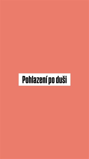 Psychologie.cz on Instagram: "Vyzvedávala jsem dceru ze školky a u vchodu jsem se střetla pohledem s učitelkou: „Paní Langrová, vaše dcera neměla tepláčky na ven…“ Kdybyste slyšeli ten tón. Kdybyste viděli ten vyčítavý, zlostný pohled. Langrová, tohle jste teda udělala špatně, četla jsem z něj. To jste opravdu tak nemožná matka? Víte, co jste nám tím způsobila za starosti? Musíte všechno komplikovat?! Chudák vaše dítě… Paní učitelka ve mně v několika sekundách dokázala vzkřísit pocit malého dítě