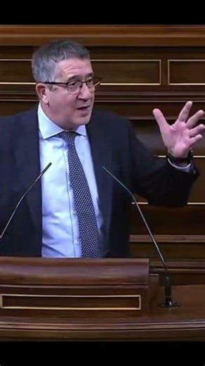 Patri López pierde los papeles y el #psoe no lo echa. Lo aplaude! #vitoquiles #sanchismo