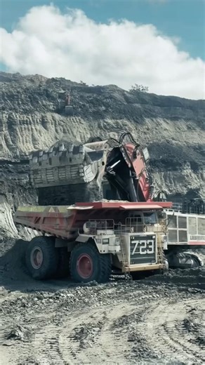 World's Biggest Machines: Coal Mining in Indonesia 🇮🇩 #duniatambang #shortvideo