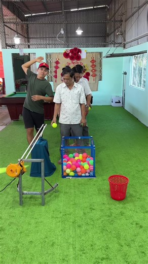 Trò chơi thổi bóng vào sọt nhân phẩm #taomymytao | ball throwing game