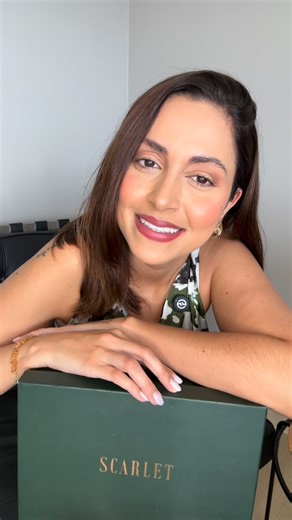 Karine Costa | Consultora de Imagem on Instagram: "Aberta a minha @boxscarlet e estou apaixonada pelos produtos selecionados especialmente para minha rotina de beleza, cada item pensado para cuidar da pele e do cabelo com qualidade profissional e aquela sensação de spa em casa, é prática e surpresa todo mês com novidades incríveis Os benefícios são muitos, descubro novos favoritos, economizo tempo escolhendo produtos que realmente valem a pena, e ainda aprendo dicas de uso perfeitas para minha r