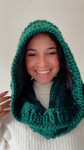 New pattern kit! 🤩🤩 The Pines neck warmer is fun, quick to make, beginner-friendly, and oh, so cozy! 🫶🏼 Make it in only one evening, perfect to use under your jacket, to cover your neck and even to cover your ears if you forgot a hat 😅 Not to mention that you can also make it for market season and/or as a Christmas gift 👌🏼 You can also get the KIT straight from the @lionbrandyarn website, it’s actually 20% off so get the whole kit digital pattern for only $16.17 usd! Link in my stories ♥️