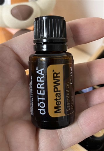 MetaPWR – Secretul unui stil de viață sănătos!🌿 Te-ai săturat să te simți obosit(ă), să ai un metabolism lent sau probleme cu greutatea? MetaPWR este soluția pentru tine! 🍋 Un amestec natural de uleiuri esențiale (grapefruit, lămâie, mentă, ghimbir, scorțișoară) care te ajută să slăbești într-un mod echilibrat și natural. Beneficii principale: - Susține pierderea în greutate, combate obezitatea și stimulează metabolismul - Reduce aspectul celulitei (aplicat local pe zonele afectate) - Diminuea