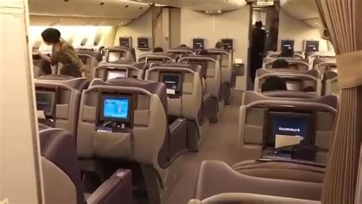 From the archives — the old Singapore Airlines business class! ✈️ Can anyone remember the name of this iconic seat? 😉 #AviationLovers #SingaporeAirlines #BusinessClass #AvGeek #PlaneSpotting #FlySQ #747 | Aviasian passion