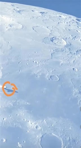 A mysterious object appeared to pass close to the Moon—but the explanation is simpler than it seems. Most sightings like this involve a space rock or satellite crossing between Earth and the Moon. With no atmosphere to blur the view, the Moon makes passing objects appear sharp and dramatic. High zoom, distance, and viewing angle can create a powerful optical illusion. There’s no scientific evidence this object is artificial or unknown. What looks unusual is usually just light, motion, and perspe