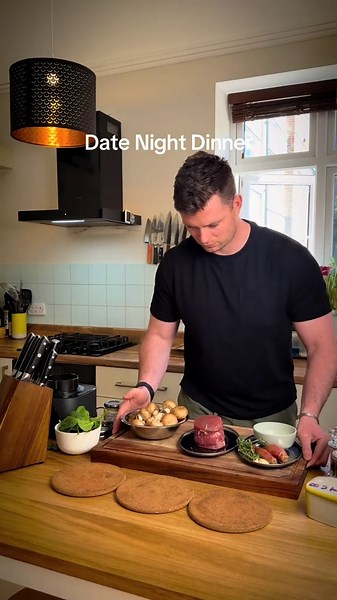 The classic beef wellington. It’s always a winner. A load of steps but when done right you can’t really go wrong. Free recipe on my website - link in my bio #cooking