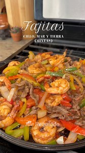 Fajitas cielo mar y tierra/mixtas 😋Ingredientes ⬇️ •1lb milanesa de res •2 pechugas de pollo •1lb camarones •3 chiles morron (pimientos) •1 jalapeño (le pueden poner mas o usar serranos si lo quieren mas picoso) •2 jitomates Sazones: •Sal •Pimienta negra •Ajo en polvo •Cebolla en polvo •Comino (una pizca por que el comino es fuerte) •Paprika (paprika no pica solo le da color) •Aceite de cocina (oliva,maiz etc) Lo servi con un arroz rojo mexicano, salsa taquera, limon y tortillas 😋 #fajitas #fa