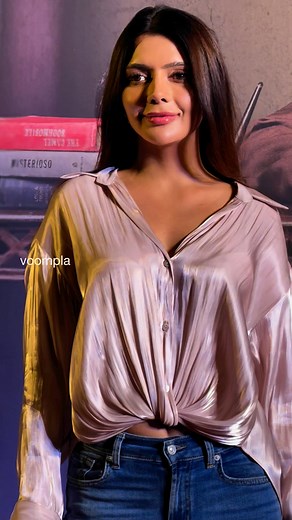 ruhi singh steps out on the ref carpet of a movie premiere | Voompla