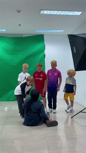 Repost from @fauzan_2012 on Tiktok Risa bangun risaaa🤫🤫 Behind The Scene Peter cs bangunin Risa!