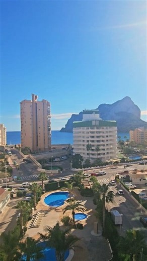 🌅 Vista depuis l’Édificio Esmeralda Suite Soleil, mer et Peñon… la vue typique de Calpe qui met tout le monde d’accord 😎☀️ Bonne journée à tous depuis la Costa Blanca 🌴 #Calpe #EsmeraldaSuite #CostaBlanca #JmConciergerie #VueDuJour | JM Conciergerie