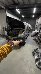 Actualizamos esta Hilux Vigo del 2015 con el Kit GR Red Edition 2025 😎🔥 🔥 El resultado final… simplemente brutal 🤩 Se le trabajó 👇 ✅ Body Kit Red Edition, Parachoque delantero, Máscara GR en detalles de fibra de carbono, Guardafangos, Faros delanteros y faros posteriores GR, Neblineros láser, Fender OEM, Tapa de tolva Full Box - Somot, Tapizado, Volante deportivo GR en detalles forjados - Rojo, Led de freno GR, Planchado y pintura, Tratamiento cerámico recubrimiento, Pisaderas GR, Accesorio