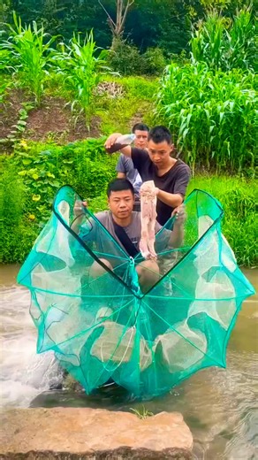 They Used Fresh Raw Meat... The Fish Went Crazy! 😱🐟 | Massive Fish Catch in an Old Village Canal 🔥🎣